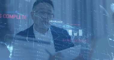 Asyalı iş adamının farklı veri işleme görüntüsü. küresel iş, veri işleme ve teknoloji konsepti dijital olarak oluşturulmuş görüntü.