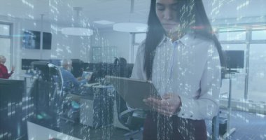 Teknolojiyi kullanan melez bir iş kadınının üzerinde parlayan ışık görüntüsü. küresel ağlar, iş ve bağlantılar konsepti dijital olarak oluşturulmuş görüntü.