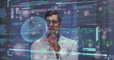 Teknoloji laboratuarında virüs modelleri ile holografik görüntüleme üzerine çalışan yetişkin bilim adamına dokunmak. Biyomedikal, yenilik, fütüristik, analitik, araştırma, teknoloji, bilim