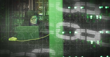Sunucu odasındaki Asyalı erkek hackerın veri işleme görüntüsü. küresel iş, bulut hesaplama ve dijital arayüz konsepti dijital olarak oluşturulmuş görüntü.