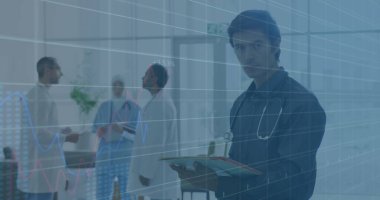 Finansal grafikler ve notları olan mutlu Kafkasyalı doktor verileri. sağlık, tıp mesleği, ekonomi, finans ve teknoloji konsepti dijital olarak oluşturulmuş imaj.