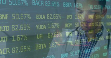 Melez erkek doktorun not tutması üzerine finansal veriler. sağlık, tıp mesleği, finans ve ekonomi kavramı dijital olarak üretilen imaj.