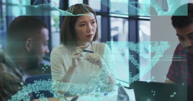 Ofisteki Kafkasyalı iş adamları üzerinde veri işleme ve DNA ipliği. küresel iş, bağlantılar ve veri işleme kavramı dijital olarak oluşturulmuş görüntü.