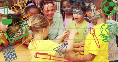 Çeşitli okul çocukları ve sınıftaki öğretmenler üzerinde okul simgeleri. küresel eğitim ve öğrenme kavramı dijital olarak oluşturulmuş görüntü.