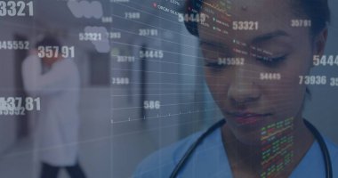 Melez kadın doktorun not tutması üzerine finansal veriler. sağlık, tıp mesleği, finans ve ekonomi kavramı dijital olarak üretilen imaj.