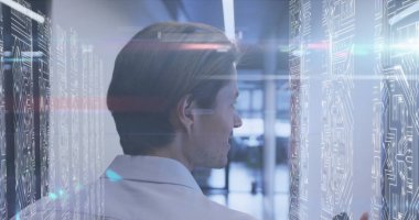Beyaz adamların sunucu odasındaki ışıkların görüntüsü. küresel bilim, bağlantılar, veri işleme ve dijital arayüz kavramı dijital olarak oluşturuldu.