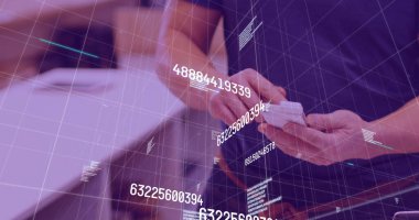 Temassız ödemelerle beyaz adamın elleri üzerinde grafikler. küresel iş, finans, ekonomi ve teknoloji konsepti dijital olarak oluşturulmuş imaj.