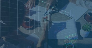 İş adamları üzerinde finansal veri işleme görüntüsü. global business, finans, data işleme ve dijital arayüz kavramı dijital olarak oluşturuldu.