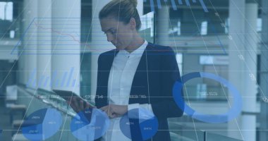 Tablet kullanan beyaz iş kadınının veri işleme görüntüsü. Küresel iş ve dijital arayüz kavramı dijital olarak oluşturulmuş görüntü.