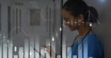 Gülümseyen melez kadın hemşirenin veri işleme görüntüsü. küresel tıp ve dijital arayüz kavramı dijital olarak oluşturulmuş görüntü.