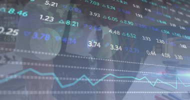 Çeşitli insanlar üzerinde borsa görüntüsü. küresel iş, finans ve veri işleme kavramı dijital olarak oluşturulmuş görüntü.