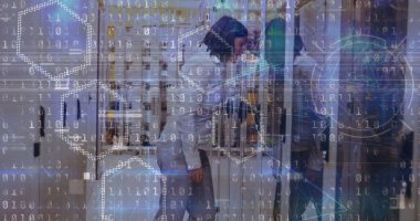 Bilgisayar sunucuları üzerinde ikili kodlama verileri ve yorgun beyaz kadın mühendislik. küresel internet güvenliği, veri işleme ve dijital arayüz konsepti dijital olarak oluşturulmuş görüntü.