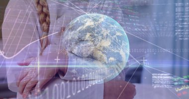 Oyuncak ayıyla birlikte beyaz bir kız üzerinde veri işleme ve küre görüntüsü. küresel iş ve dijital arayüz kavramı dijital olarak oluşturulmuş görüntü.