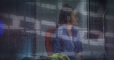 Sunucu odasındaki Afrikalı Amerikalı kadın çalışanın veri işleme görüntüsü. küresel teknoloji ve dijital arayüz kavramı dijital olarak oluşturulmuş görüntü.