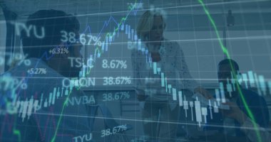 İş adamları üzerinde finansal veri işleme görüntüsü. global business, finans, data işleme ve dijital arayüz kavramı dijital olarak oluşturuldu.