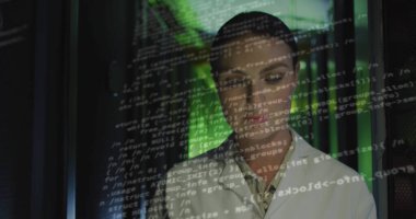 Beyaz kadın çalışanın sunucu odasında veri işleme görüntüsü. küresel teknoloji ve dijital arayüz kavramı dijital olarak oluşturulmuş görüntü.