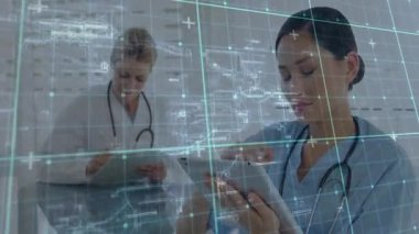 Kadın doktorlar tableti inceliyor, sağlık kliniğinde notlar yazıyor, yüzen şebekeler ve veri çizgileri var. Sağlık, teknoloji, yenilik, profesyonellik, tanı, dijital, işbirliği