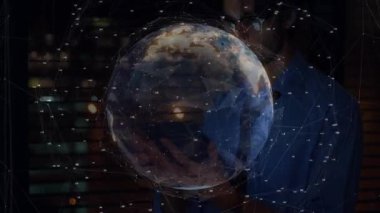 Akıllı telefon tutan, Dünya 'yı manipüle eden, ağ düğümlerini ve teknoloji verilerini gösteren bir adam. Teknoloji, dijital, yenilik, bağlantı, bilim, modern, fütürist