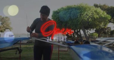 Denizcilik tersanesinde tekne donanımı ayarlayan, animasyon donanım veri simgeleri gösteren kıdemli bir kadın. Açık hava, deniz, boş zaman, denizcilik, klasik, huzur, yaşam tarzı.