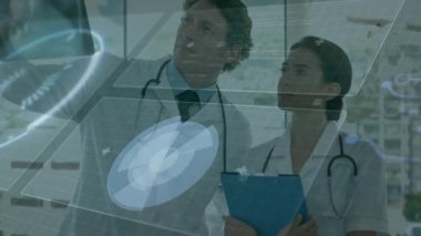 Doktorlar hastanede dokunmatik ekranla etkileşime geçip holografik çizelgeler ve artı işaretler gösteriyorlar. Tıbbi teknoloji, dijital sağlık, yenilik, gelecek, işbirliği, biyoteknoloji, veri görselleştirme