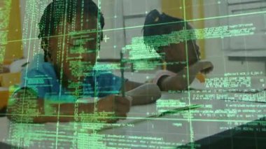 Oğlan ve kız, eğitim teknolojisinde dijital kod şebekesinin yer aldığı not defterleri yazıyorlar. Çocuklar, eğitim, teknoloji, öğrenim, öğrenme, işbirliği, dijital