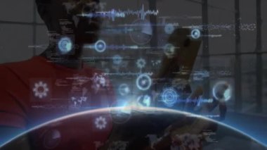 Teknoloji ofisindeki holografik görüntülerle etkileşim halinde olan bir kadın dairesel çizelgeleri ve 3 boyutlu küreyi analiz ediyor. Gelecekçi, yenilikçi, dijital, teknoloji, çalışma alanı, analitik, canlı