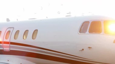 Özel jet gövdesi, devre kartı kaplaması ve lens parlamasını göstererek 3D görüntüleniyor. Lüks, yenilik, teknoloji, uzay, entelektüellik, fütüristik, gösterişli