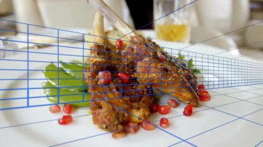 Şef kuzu pirzolası ve otları iş seyahati kabininde sunuyor, mavi ızgarayı örtüyor. Gurme, iyi yemek, lüks, zarafet, sofistike, çağdaş, modern