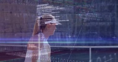 Sahada raket sallayan bayan tenisçi, finans kalpazanları ve ikili kodlar oyunu örtüyor. Atletik, teknoloji, yenilik, veri, spor, açık hava, modern