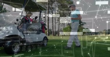 Golf partnerleri, golf sahasında beyaz golf arabasıyla spor teknolojisi veri grafiklerini örtüyor. Spor, eğlence, açık hava, dijital, modern, işbirliği, macera