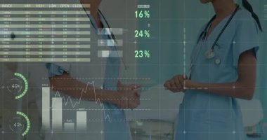 Klinik koridorunda verileri paylaşan iki tıp uzmanı harita ve haritaları gösteriyor. Sağlık, işbirliği, veri analizi, dijital sağlık, profesyonel, teknoloji, teşhis