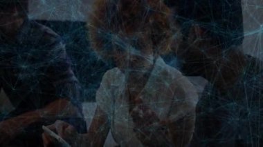 İş arkadaşları tabletin etrafına yaslanırken, mavi ağ hatları iş veri akışını haritalarken ekrana vuruyorlar. İşbirliği, takım çalışması, yenilik, dijital, teknoloji, iletişim, modern