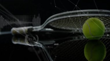 Tenis raketi ve top parlak yüzeyde yüzüyor, dijital ağ hatlarını ve HUD örtülerini gösteriyor. Spor ekipmanları, yaşam tarzı, dijital tasarım, teknoloji, şık, modern, yenilik