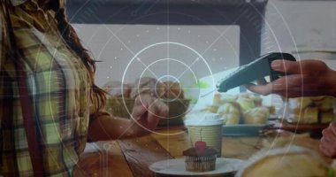 Kafe tezgahında yüzen ödeme ikonları ve pasta gelirli bar çizelgesiyle elini uzatan bir kadın. Gündelik, modern, sıcak, dost canlısı, toplum, konukseverlik, perakende