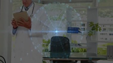 Tıp bürosundaki tabletin hasta verilerini analiz eden doktor dairesel HUD grafiklerini gösteriyor. Sağlık, teknoloji, yenilik, profesyonellik, modernlik, klinik, dijital
