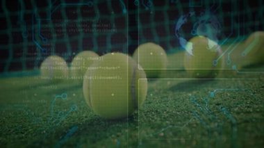 Yeşil kort ızgarasında yüzen tenis topları ağ, devre çizgileri, ikonlar ve dijital küreden oluşuyor. Spor, çeviklik, teknoloji, dijital, modern, fitness, eğlence