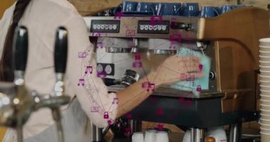 Kafede espresso kolu çeken bayan barista teknoloji için mor ağ simgelerini örtüyor. Kahve, barista, endüstriyel, modern, dijital, barista araçları, içecek