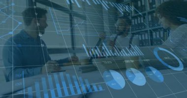 Ofis çalışanları belgeleri inceliyor, animasyon çizelgeleri ve pasta grafikleri sergiliyor. İşbirliği, takım çalışması, finans, analiz, veri, strateji, iş