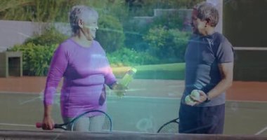 Kıdemli kadın raket sallıyor, kıdemli adam sahada top atıyor, animasyon fitness çizelgesi gösteriyor. Atletik, zindelik, sağIık, aktif yaşam tarzı, açık hava eğlencesi, boş zaman, renkli