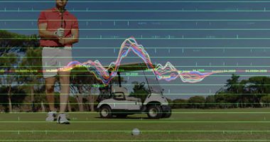 Spor verilerini takip eden hareket çizgisi grafikleri ve ızgara çizgileriyle yeşilin üzerinde duran erkek golfçü. Atletik, hassas, modern, açık hava, performans, teknoloji, fitness