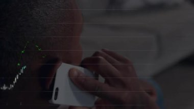 Ofiste akıllı telefonu tutan adam yüzdelik etiketli animasyon finansal grafiğini gösteriyor. İş, teknoloji, analitik, finans, modern, profesyonel, büyüme