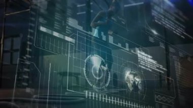 Yüksek teknoloji fitness salonunda çalışan bir kadın holografik dünya haritası ve veri tabloları çıkarıyor. Dinamik, ileri teknoloji, dijital, güç, yenilik, spor, performans