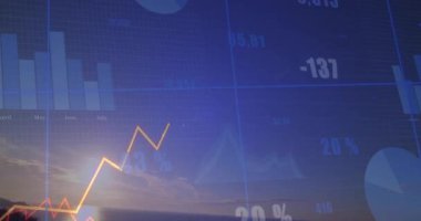 Günbatımı deniz manzarası üzerinde yüzen dijital finansal grafikler, çizgi, çubuk ve pasta grafikleri. Deniz manzarası, finansal görselleştirme, günbatımı, analitik, teknoloji, okyanus, veri