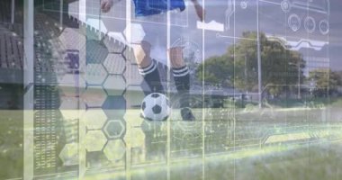 Futbolcu futbol topunu çimen sahasında dengeliyor, HUD büyüsü ızgaraları ve veri okumaları sergiliyor. Atletik, aktivite, rekabetçi, fitness, dijital, modern, açık hava