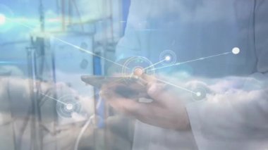 Tıbbi araştırma laboratuvarında akıllı telefon tutan erkek bilim adamı ağ bağlantısı grafikleri gösteriyor. Biyoteknoloji, yenilik, teknoloji, analitik, kesinlik, işbirliği, dijital