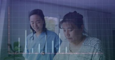 Steteskoplu tıp hemşiresi hastasıyla konuşuyor. 3 boyutlu çubuk grafiği ve mor düğümler gösteriyor. Sağlık, teletıp, veri görselleştirme, sağlık, profesyonellik, yenilik, klinik