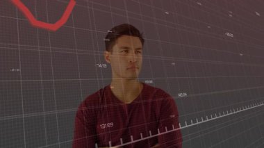 Finans sahnesinde kollarını kavuşturan adam, kırmızı aşağı doğru çizgi ve yeşil oklarla şebeke örtüsü sergiliyor. Teknoloji, analitik, veri görselleştirme, iş, finans, dijital, profesyonel