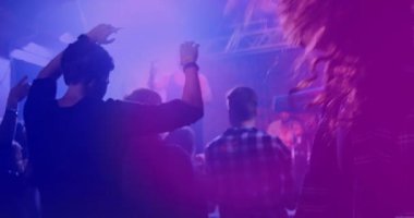 Konsere giden kişi müzik pazarlama sahnesinde, hareketli ses dalgaları ve sis simgeleriyle el kaldırıyor. Konser, festival, gece hayatı, sahne, aydınlanma, atmosfer, eğlence