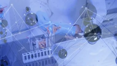 Mavi eldivenli eller turuncu pipet uçlarını tutarken veri ağı benchtop üzerinde akıyor. Bilim, yenilik, biyoteknoloji, dijital, kesinlik, araştırma, teknoloji