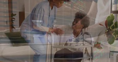 Hemşire yatak odasında kıdemli hastayı desteklemek için öne eğiliyor ve sağlık verilerinin üst üste bindiğini gösteriyor. Bakıcı, kıdemli, sağlık hizmetleri, şefkatli, tıbbi, yaşam, destek